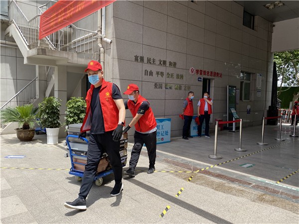5 志愿者老師搬運已消毒的行李.jpg