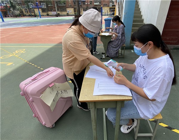 7 進(jìn)宿舍前測量體溫.jpg