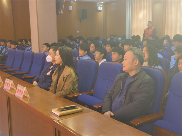 圖為鄭州市中原區(qū)文明辦志愿服務(wù)科科長楊柳茵與校工會(huì)主席郭寶生聆聽宣講.jpg