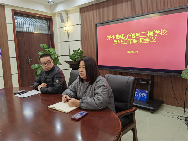 圖為副校長于蓉發(fā)言.jpg