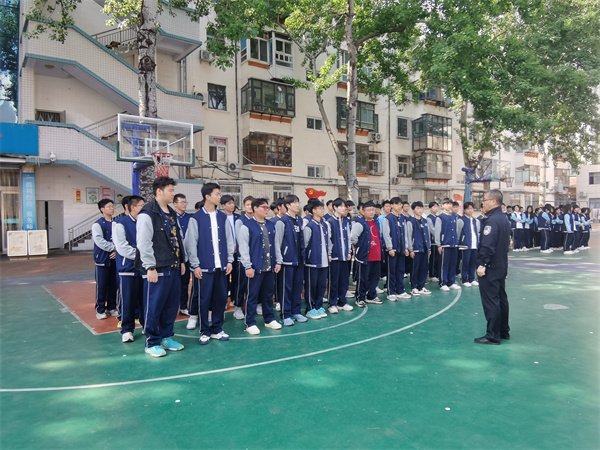 圖為民警向?qū)W生進(jìn)行宣傳.jpg