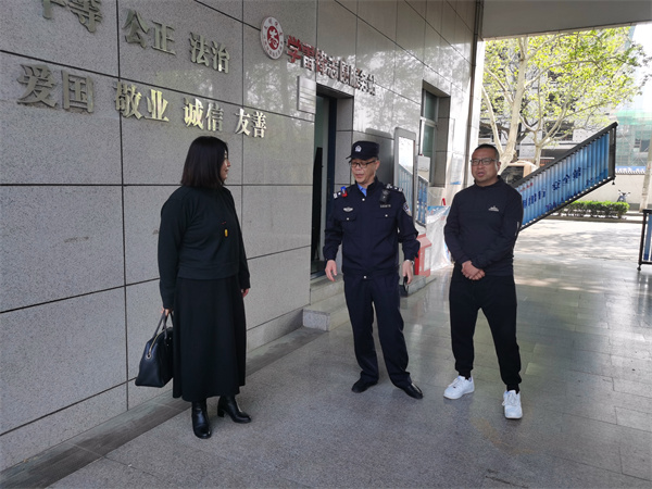 圖張濤警官同副校長于蓉綜治辦主任苗畬交流.jpg