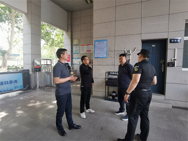 檢查組成員與總務(wù)處主任辛云昌綜治辦主任苗畬交流.jpg
