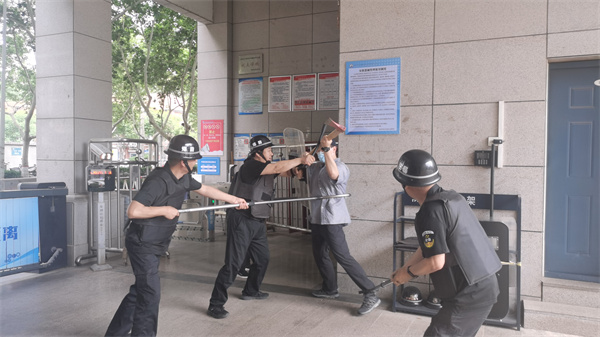 圖為安保人員正在制伏“暴徒”.jpg