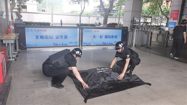安保人員模擬處置爆炸物.jpg