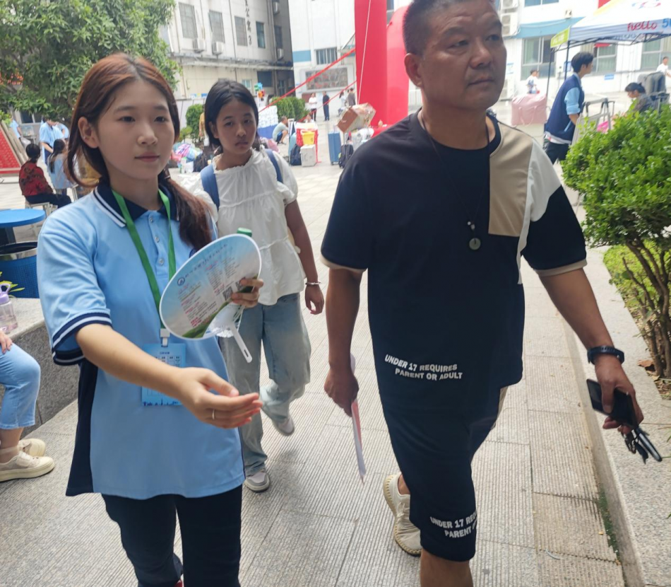 6 學姐志愿者為學生、家長引路指導.png