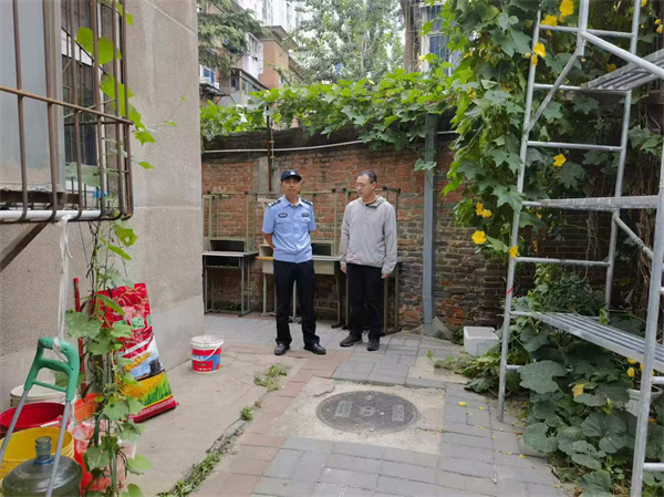 郭文瑞警官檢查學(xué)校家屬院.jpg