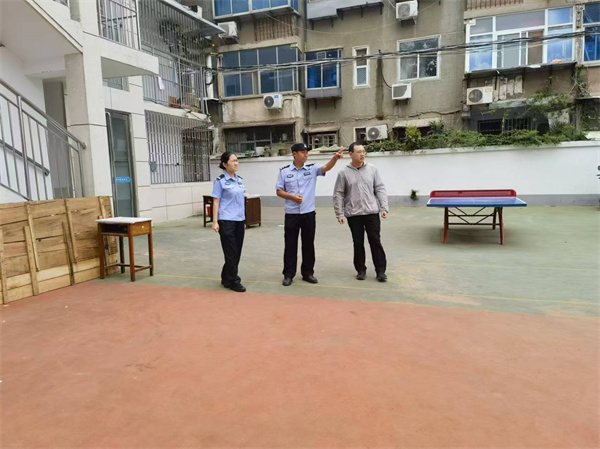 郭文瑞警官同苗雨陽老師檢查學(xué)校安全.jpg