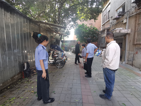 郭警官檢查家屬院安全隱患.jpg