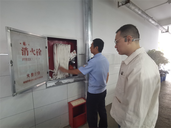 郭警官檢查學(xué)校消防設(shè)施.jpg