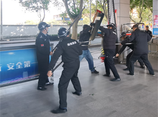 圖為安保人員正在與“暴徒”對(duì)抗.jpg