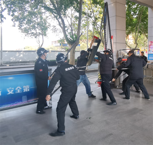 圖為安保人員正在與“暴徒”對抗.jpg
