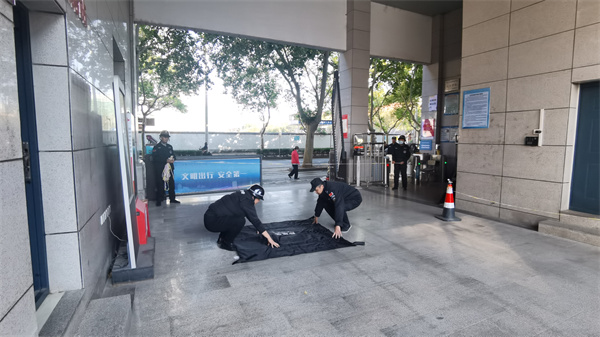 圖為安保人員進(jìn)行爆炸物處置演練.jpg