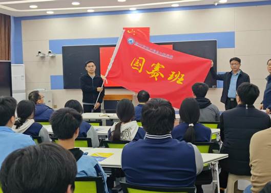 韓興華校長授國賽班旗幟