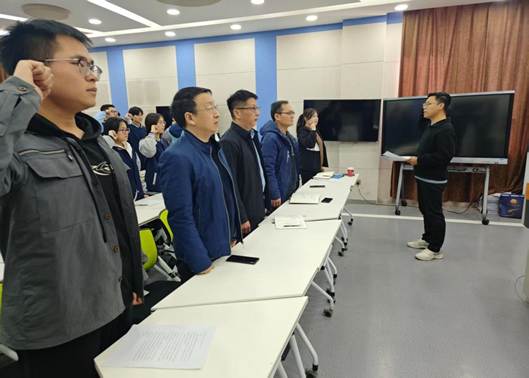 苑鋒老師帶領(lǐng)宣誓