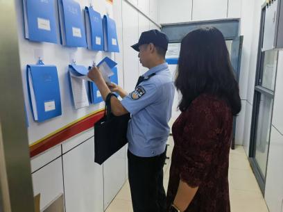 民警進校園，檢查保安全