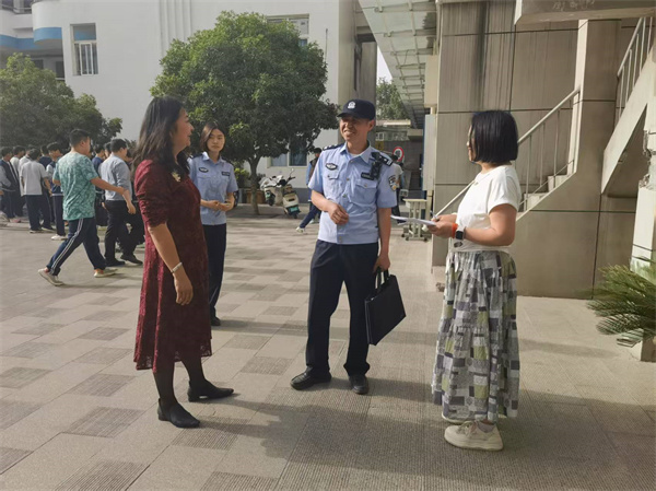 圖為郭文瑞警官與于蓉副校長交談學(xué)校安全檢查情況.jpg