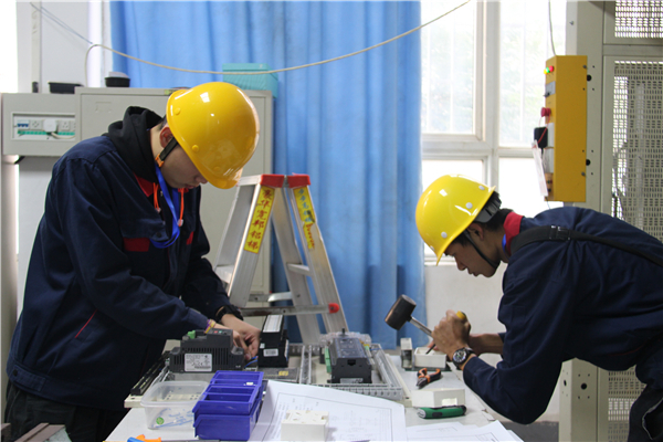 6備用 咱們學(xué)校電氣賽項(xiàng)選手特寫2.JPG