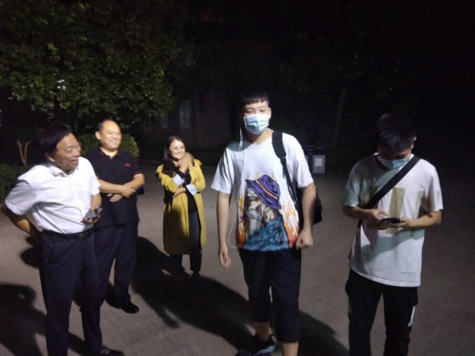 高校長到學(xué)生生活的區(qū)域慰問學(xué)生.png