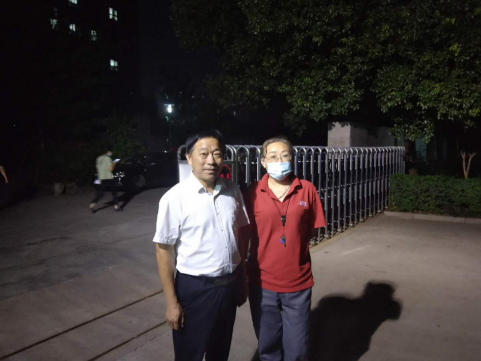 高校長與實(shí)習(xí)生公寓管理員合影.png