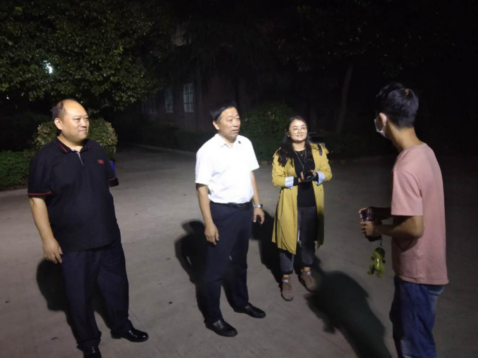 偶遇下班的學(xué)生，了解情況.png