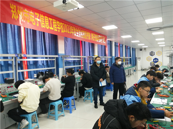 市職業(yè)技術(shù)教育教研室教研員袁世軍巡視考核現(xiàn)場(chǎng).jpg