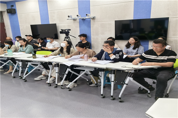 評委及聽課教師認真聆聽.jpg
