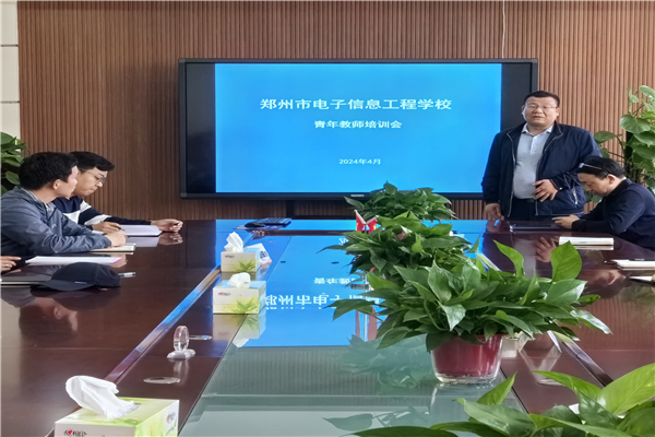 教務(wù)主任席明閏主持.jpg