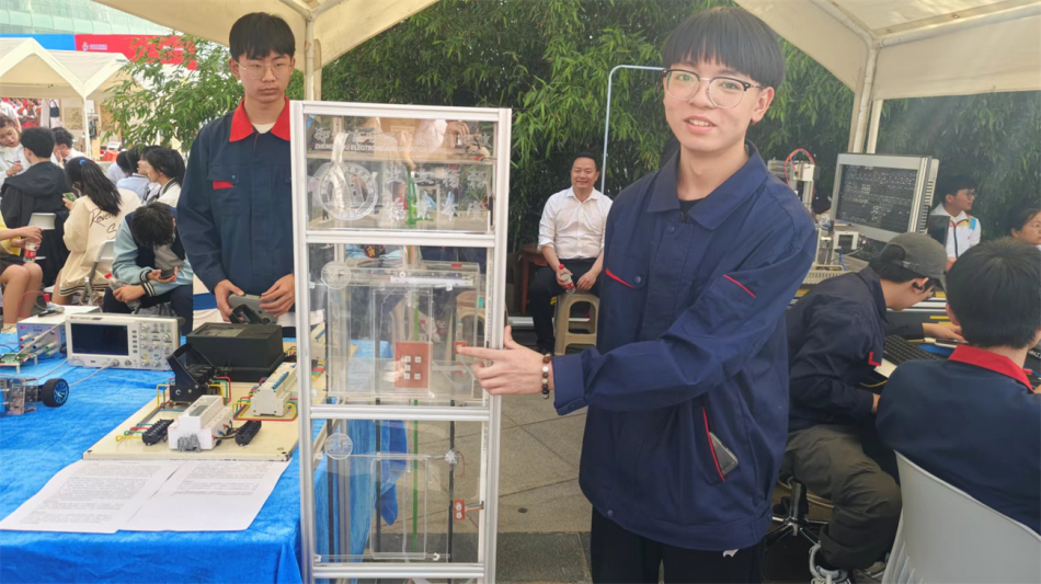 現(xiàn)代制造系電梯模型展示.jpg